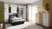 Moderne Schlafzimmermöbel mit weißen und holzfarbenen Schränken, Kommoden und Regalen, perspektivisch von vorne rechts aufgenommen.