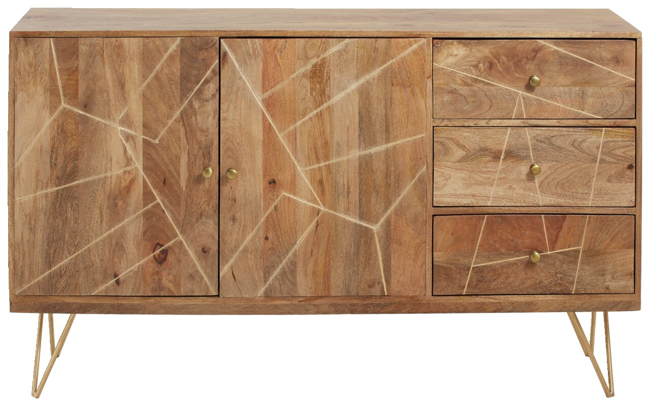 Vooraanzicht van een houten dressoir met geometrische patronen en gouden handgrepen, op schuine metalen poten.