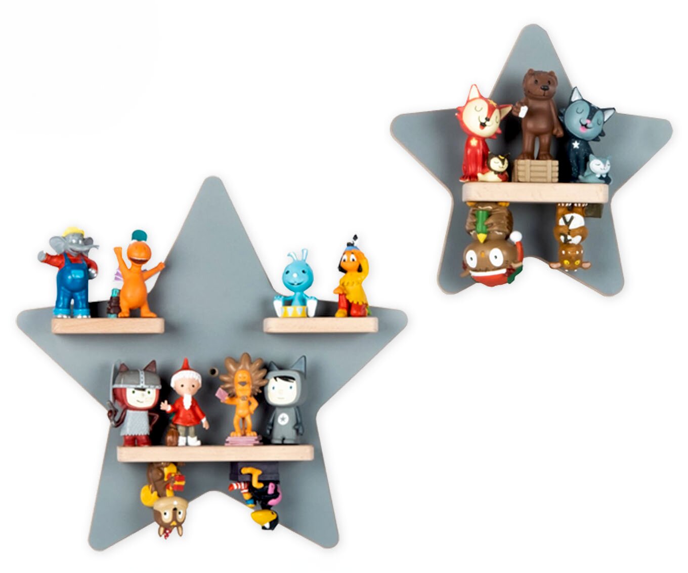Zwei sternförmige Wandregale in Grau mit kleinen Holzablagen, bestückt mit bunten Spielfiguren; frontale Ansicht vor weißem Hintergrund