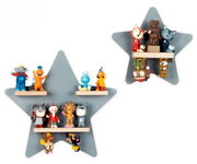 Zwei sternförmige Wandregale in Grau mit kleinen Holzablagen, bestückt mit bunten Spielfiguren; frontale Ansicht vor weißem Hintergrund