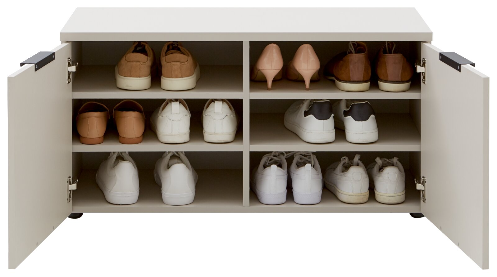 Weißer Schuhschrank mit zwei geöffneten Türen, Innenansicht frontal, mit mehreren Fächern und darin ordentlich verstauten Schuhpaaren.