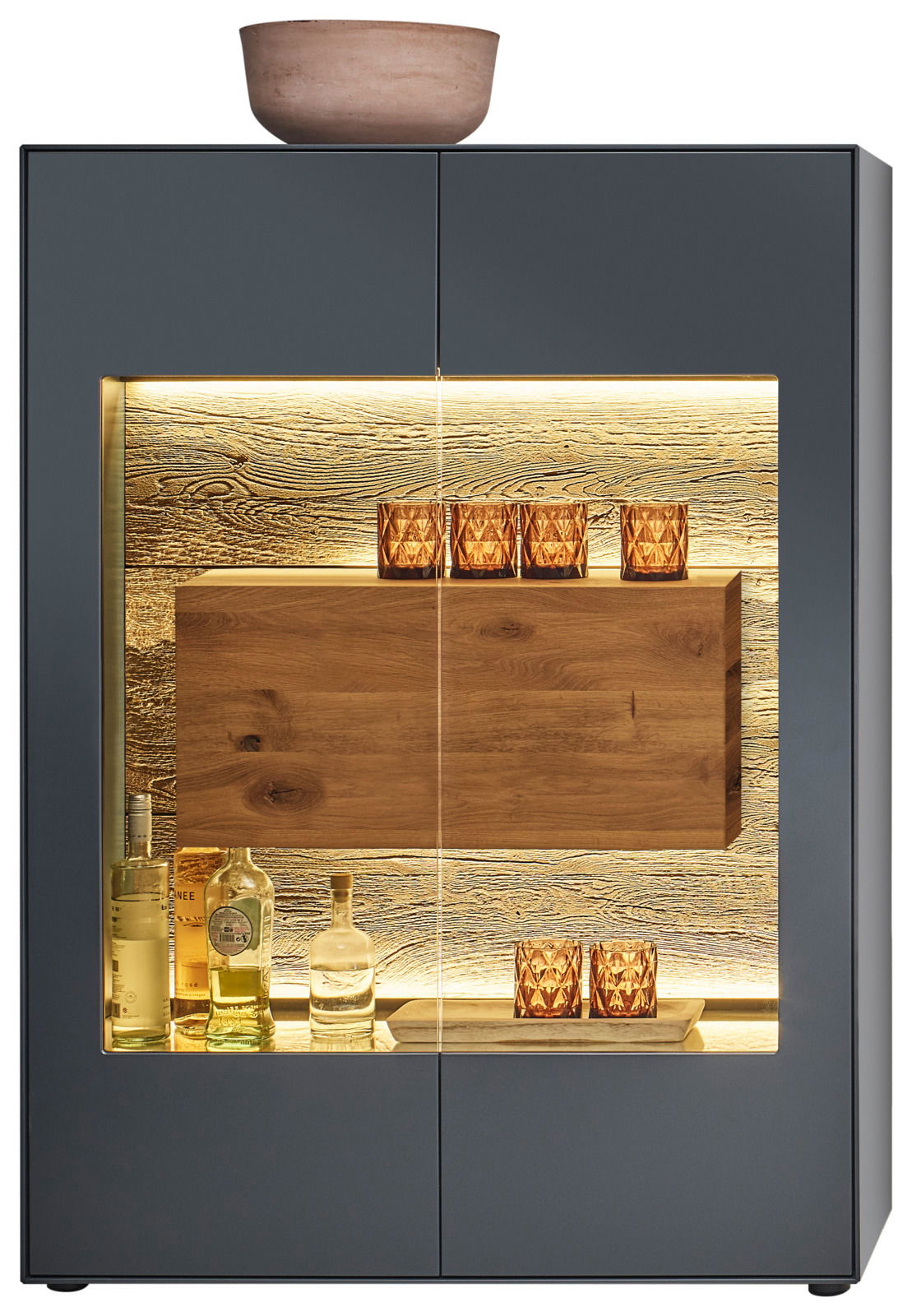 Frontale Ansicht eines modernen Highboards mit Glasvitrine, beleuchtetem Innenraum und dekorativen Gläsern und Flaschen.