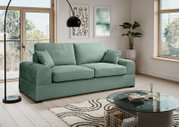 Grünes Stoff-3-Sitzer-Sofa mit zwei Sitzkissen und zwei Zierkissen im modernen Wohnzimmer, fotografiert in leichter Frontansicht aus Augenhöhe.