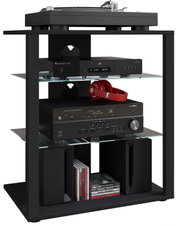 Schwarzes HiFi-Rack mit mehreren Glasböden, bestückt mit Plattenspieler oben, CD/DVD-Player, AV-Receiver, roten Kopfhörern, Lautsprechern und CDs; perspektivische Frontansicht leicht von links vor weißem Hintergrund.