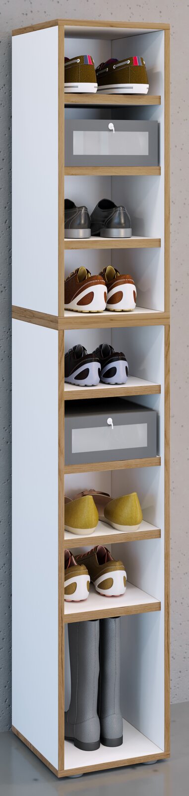 Schmaler, hoher Schuhschrank mit weißen Fächern und Holzrahmen, gefüllt mit mehreren Paar Schuhen und zwei grauen Boxen Ansicht in leichter Seitenperspektive von vorne.