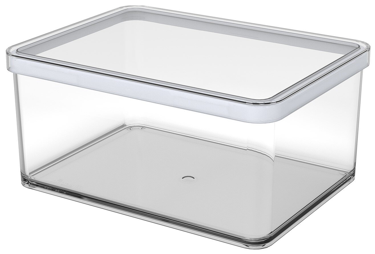 Transparente, rechteckige Aufbewahrungsbox aus Kunststoff mit flachem Deckel, in schräger Frontansicht von oben auf weißem Hintergrund