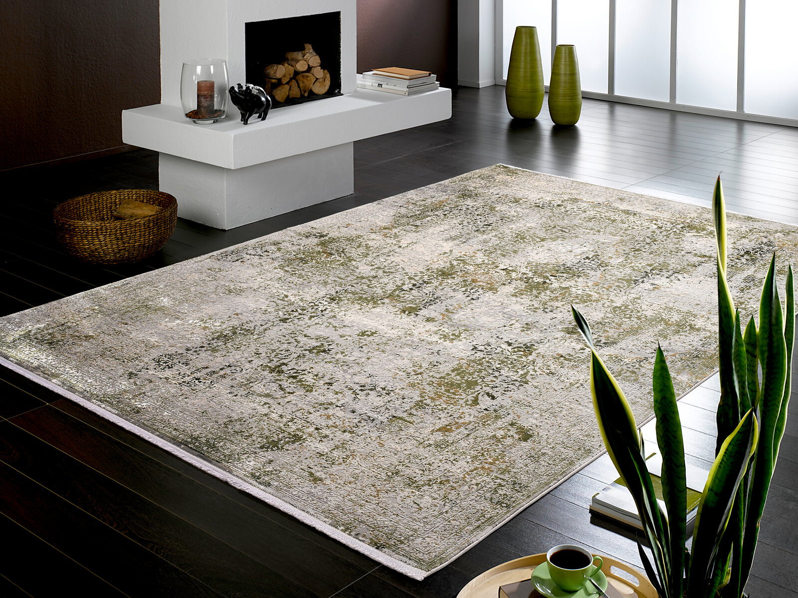 Designer Teppich in einem modernen Wohnzimmer mit Kamin, Pflanzen und dunklem Holzboden, aus der Perspektive von schräg oben fotografiert.