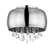 Moderne Deckenleuchte mit glänzendem Chromfinish und hängenden Kristallakzenten, seitliche Perspektive