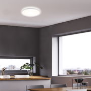 Moderne LED-Deckenleuchte in einem stilvollen Wohnraum, von unten betrachtet.