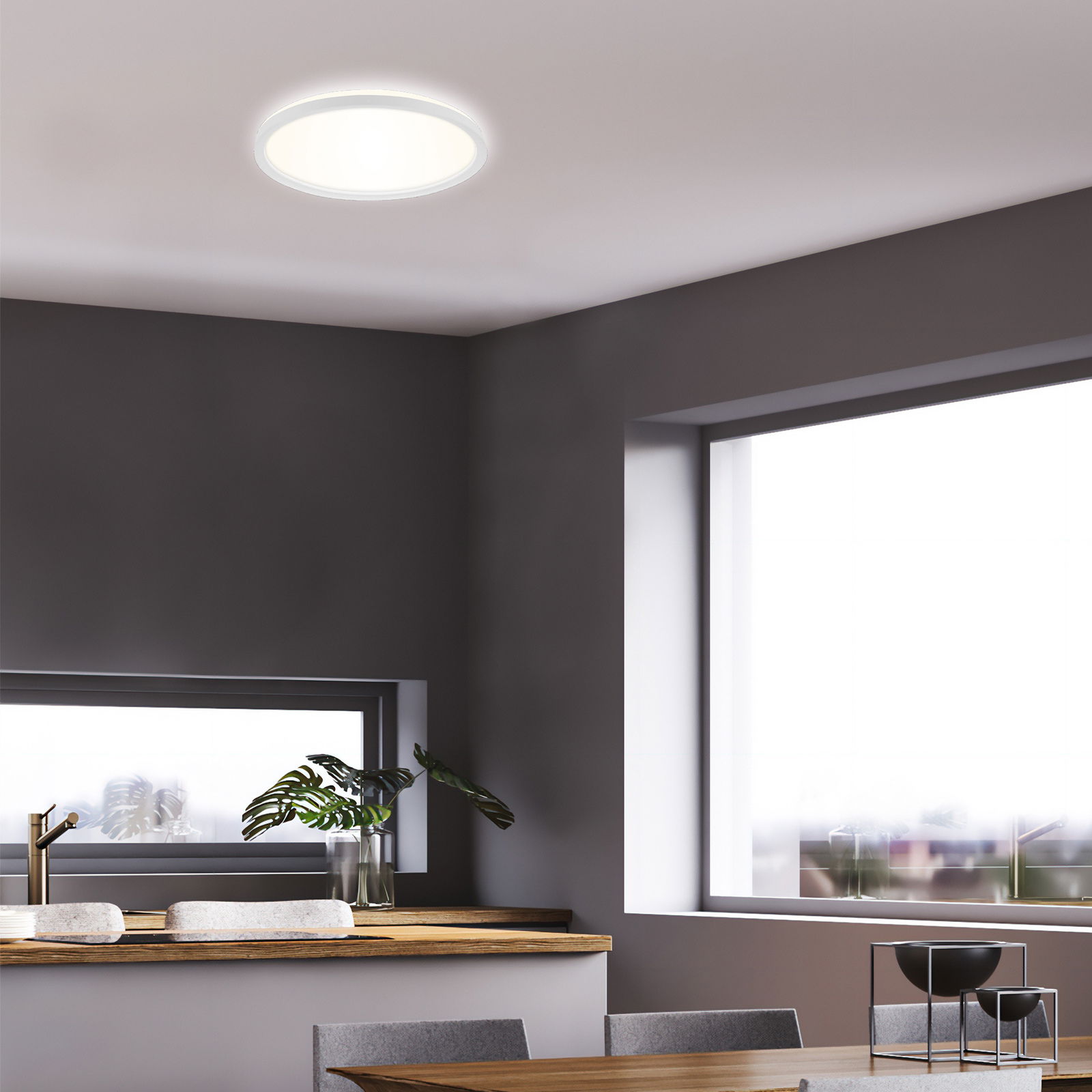 Moderne LED-Deckenleuchte in einem stilvollen Wohnraum, von unten betrachtet.