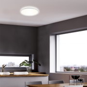 Moderne led-plafondlamp in een stijlvolle woonkamer, van onderaf gezien.