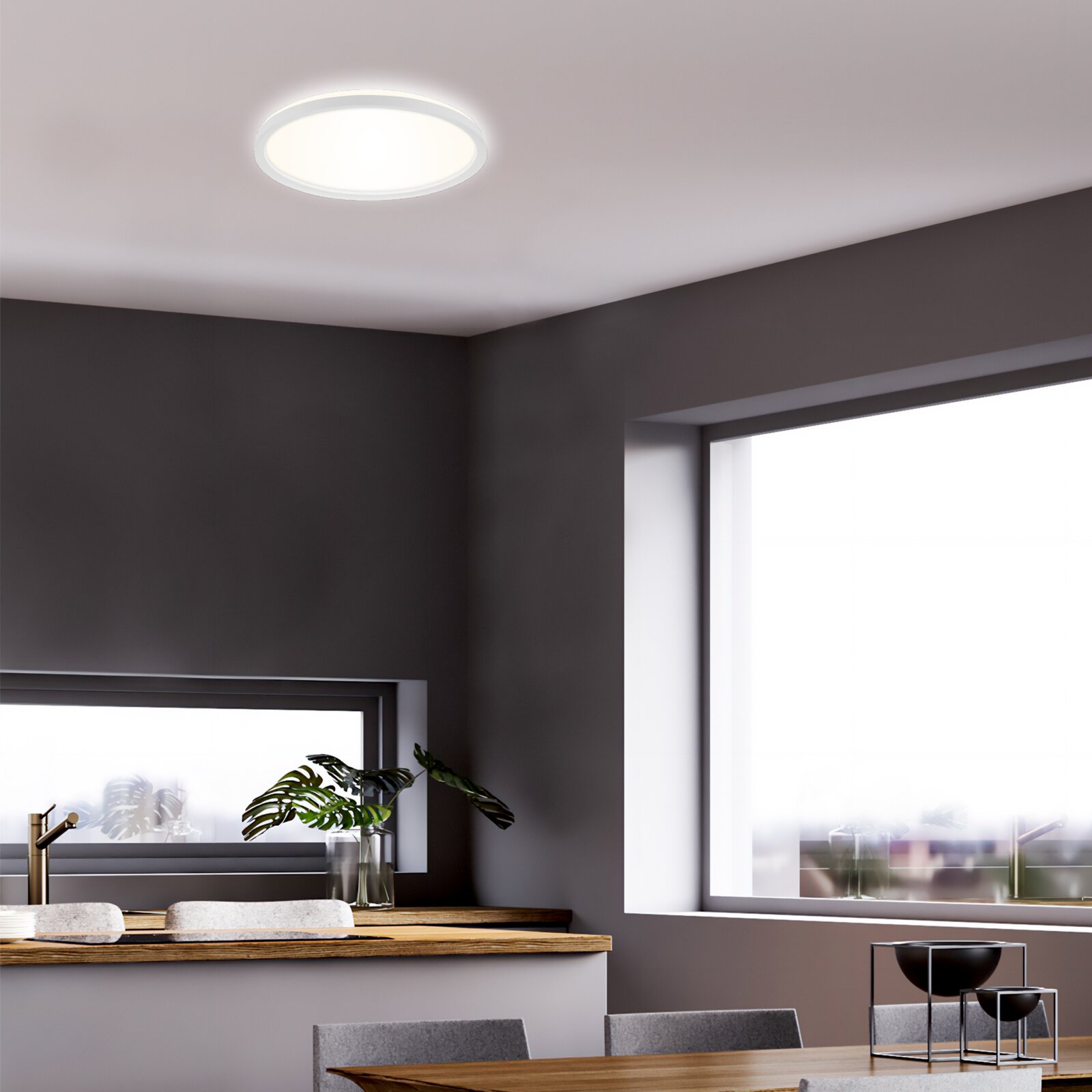 Moderne LED-Deckenleuchte in einem stilvollen Wohnraum, von unten betrachtet.
