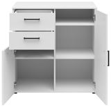 Weiße Kommode mit zwei offenen Schubladen und zwei offenen Türen, Frontansicht