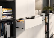 Büroschrank mit geöffnetem Schubfach, seitliche Perspektive