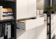 Büroschrank mit geöffnetem Schubfach, seitliche Perspektive