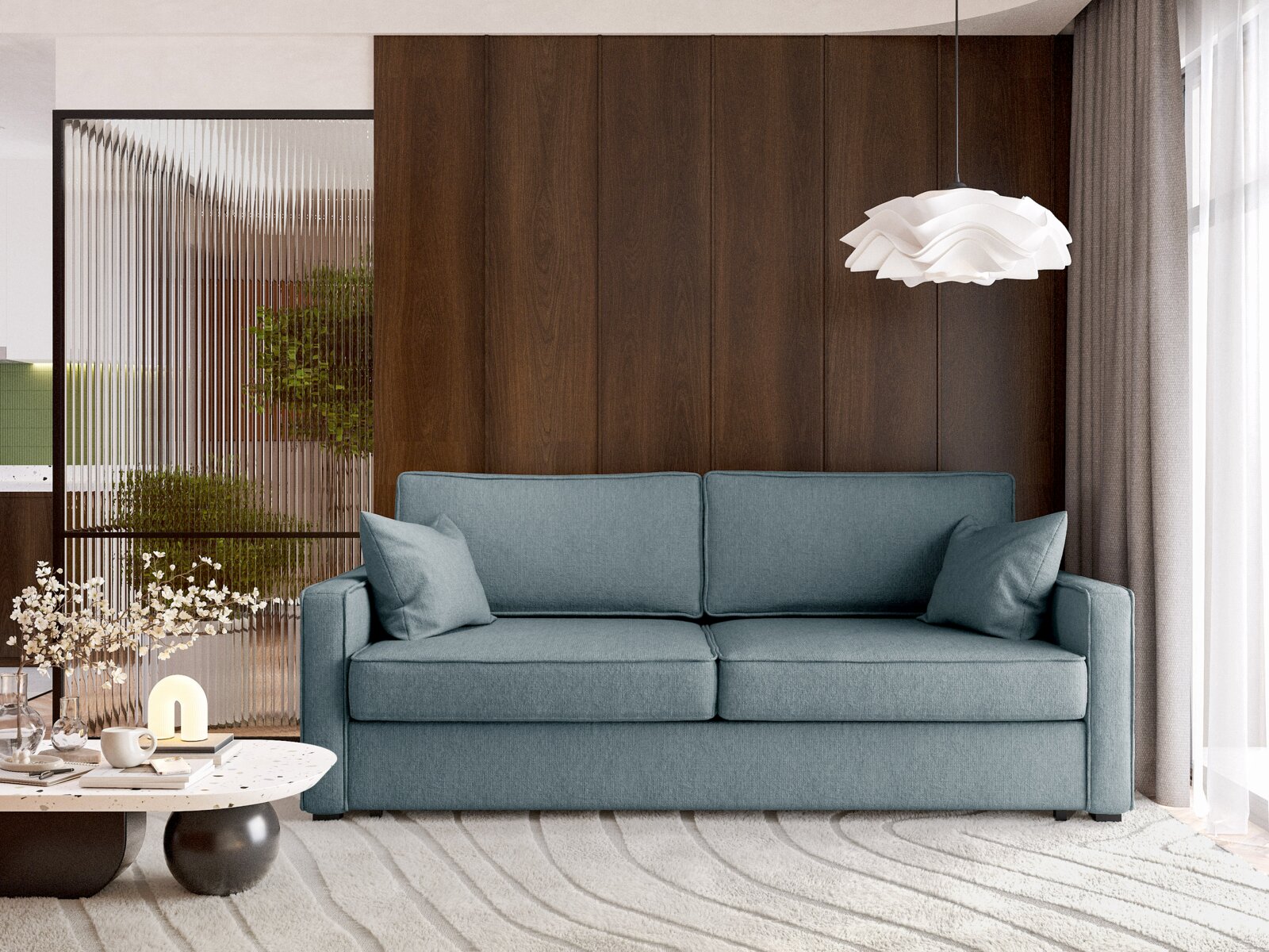 Moderne functionele bank in blauwe kleur, van voren gefotografeerd, met twee kussens, voor een houten wand en naast een salontafel met decoraties.