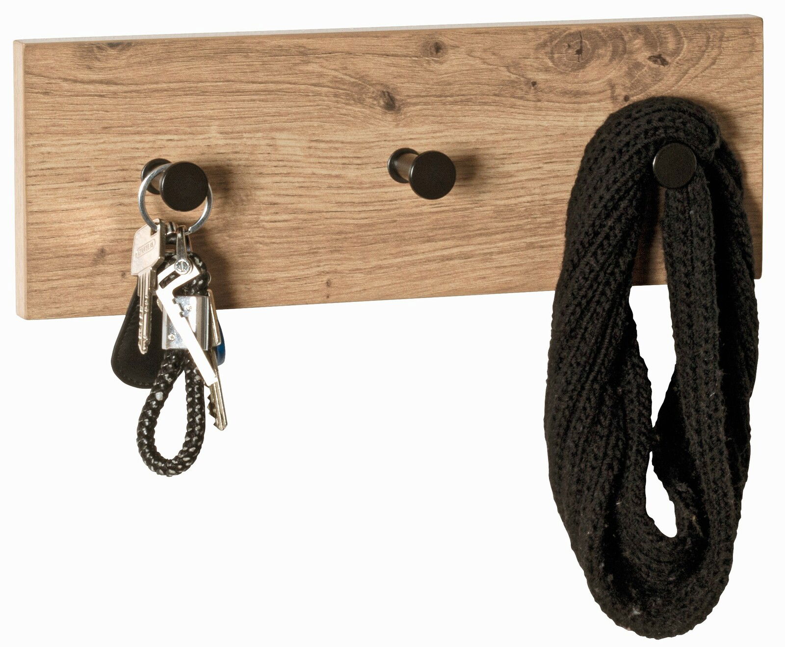Garderobenleiste aus Holz mit zwei schwarzen Haken, an denen ein Schlüsselbund und ein schwarzer Schal hängen. Frontalansicht.