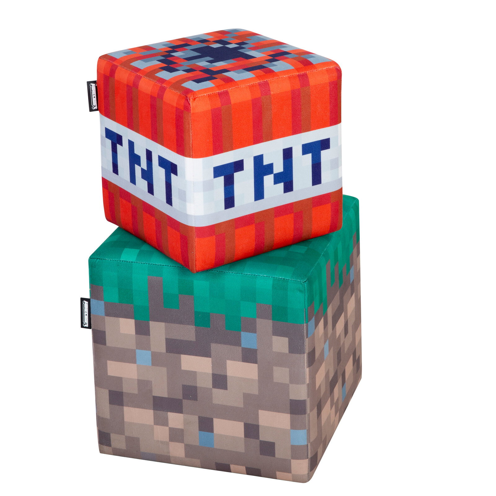 Twee kubusvormige Minecraft-kussens/knuffelkubussen boven elkaar, met bovenop een rood TNT-blok en onderaan een grijs stenen blok met een groene bovenkant, vrijstaand op een witte achtergrond, schuin van voren/bovenaf gezien.