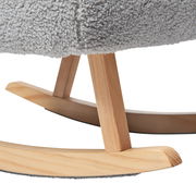 Nahaufnahme der Holzbeine eines Schaukelsessels mit grauem Stoffbezug, seitliche Perspektive