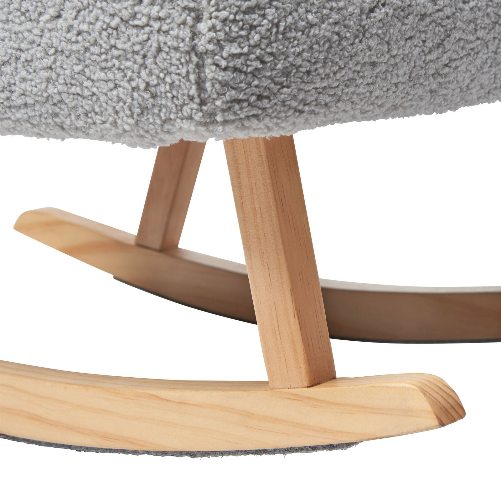 Nahaufnahme der Holzbeine eines Schaukelsessels mit grauem Stoffbezug, seitliche Perspektive