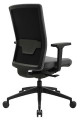 Rückansicht eines modernen Bürostuhls mit schwarzem Netzrücken, verstellbaren Armlehnen und Rollen.