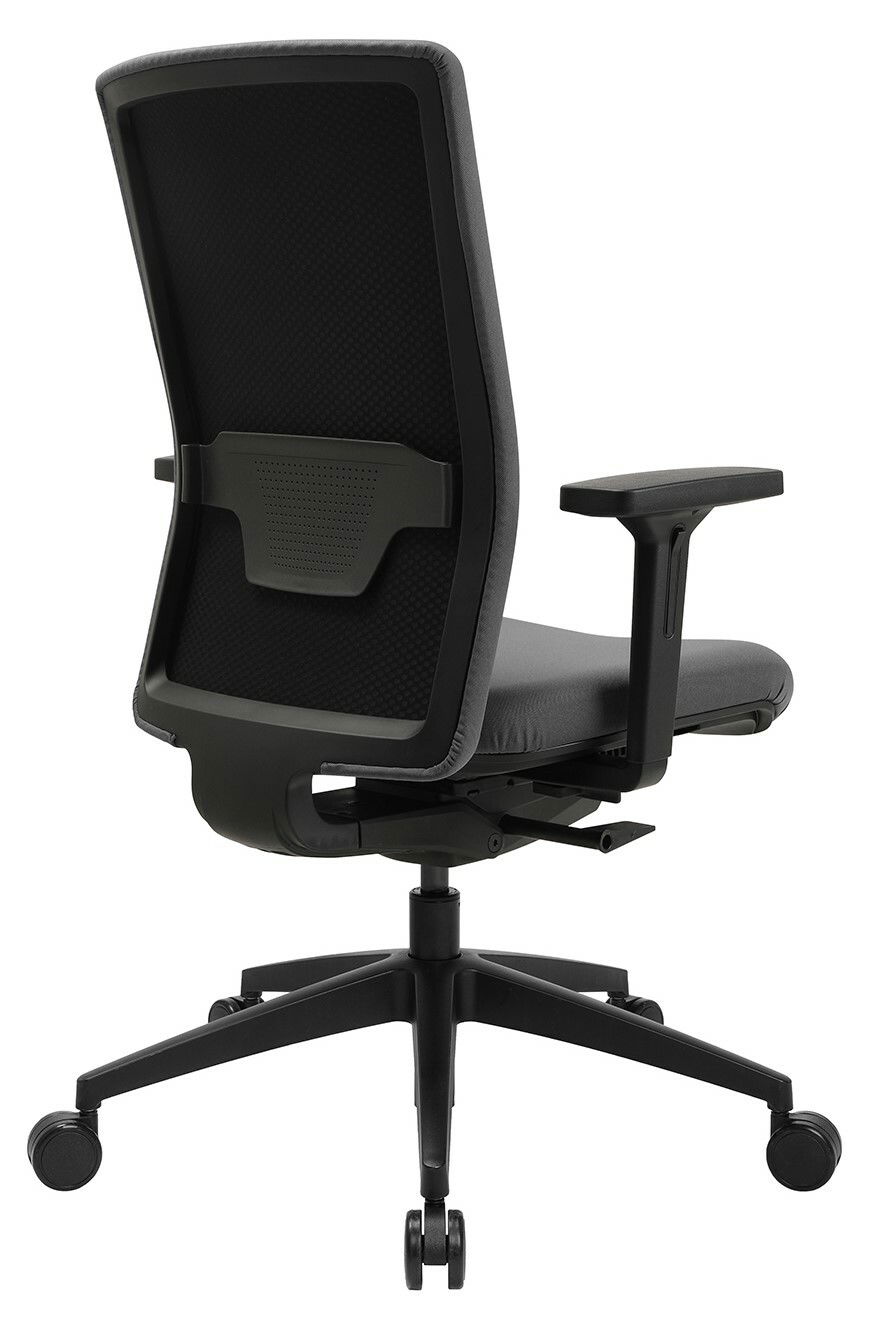 Rückansicht eines modernen Bürostuhls mit schwarzem Netzrücken, verstellbaren Armlehnen und Rollen.