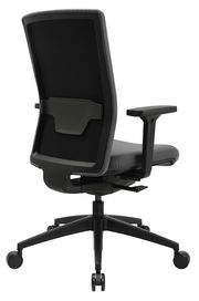 Rückansicht eines modernen Bürostuhls mit schwarzem Netzrücken, verstellbaren Armlehnen und Rollen.