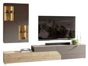 Modernes TV-Wohnwand-Set in Grau und Eicheoptik mit Lowboard, Hängeelement mit beleuchteten Glasvitrinen und TV, gezeigt in frontaler Ansicht mit leichter Perspektive von rechts.
