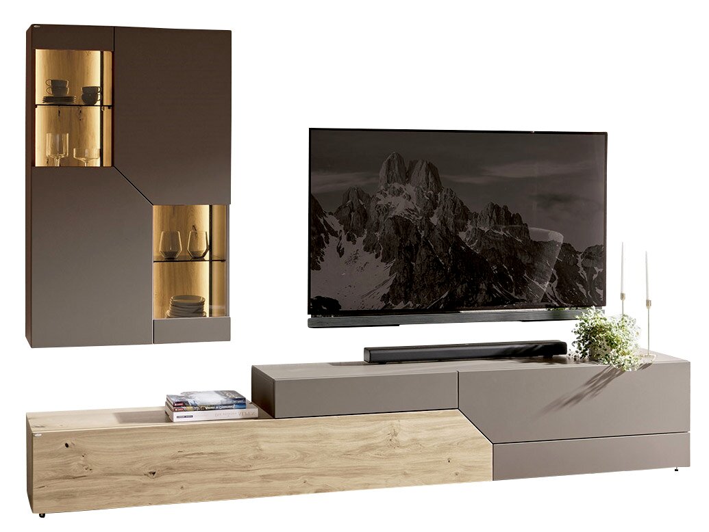 Modernes TV-Wohnwand-Set in Grau und Eicheoptik mit Lowboard, Hängeelement mit beleuchteten Glasvitrinen und TV, gezeigt in frontaler Ansicht mit leichter Perspektive von rechts.