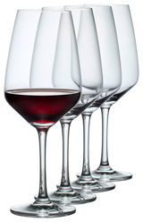 Fünf elegante Weingläser in einer Reihe, eines davon mit Rotwein gefüllt, seitliche Perspektive.