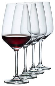 Fünf elegante Weingläser in einer Reihe, eines davon mit Rotwein gefüllt, seitliche Perspektive.