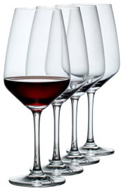 Fünf elegante Weingläser in einer Reihe, eines davon mit Rotwein gefüllt, seitliche Perspektive.