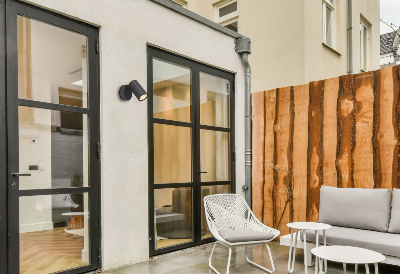 Globo Lighting Aussenwandleuchte PIPER Moderne schwarze Außenwandleuchte an einer Hauswand, seitliche Perspektive.