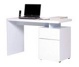 Moderner weißer Schreibtisch mit Laptop, Telefon und Büchern, seitliche Perspektive