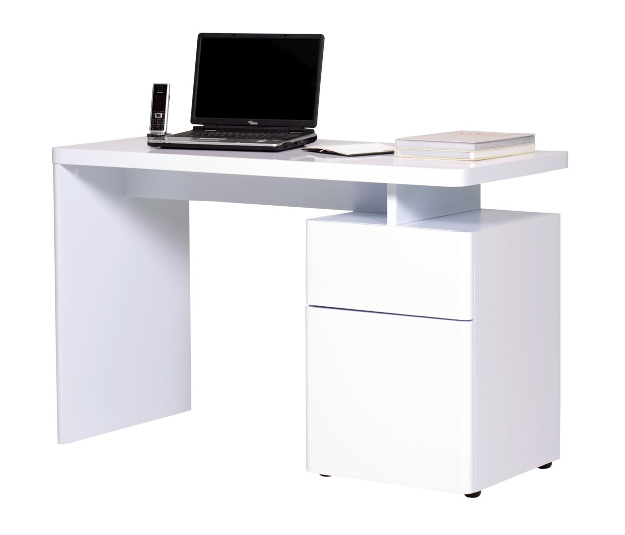 Moderner weißer Schreibtisch mit Laptop, Telefon und Büchern, seitliche Perspektive