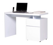 Moderner weißer Schreibtisch mit Laptop, Telefon und Büchern, seitliche Perspektive