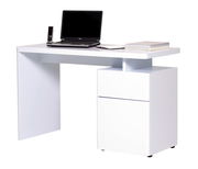 Moderner weißer Schreibtisch mit Laptop, Telefon und Büchern, seitliche Perspektive