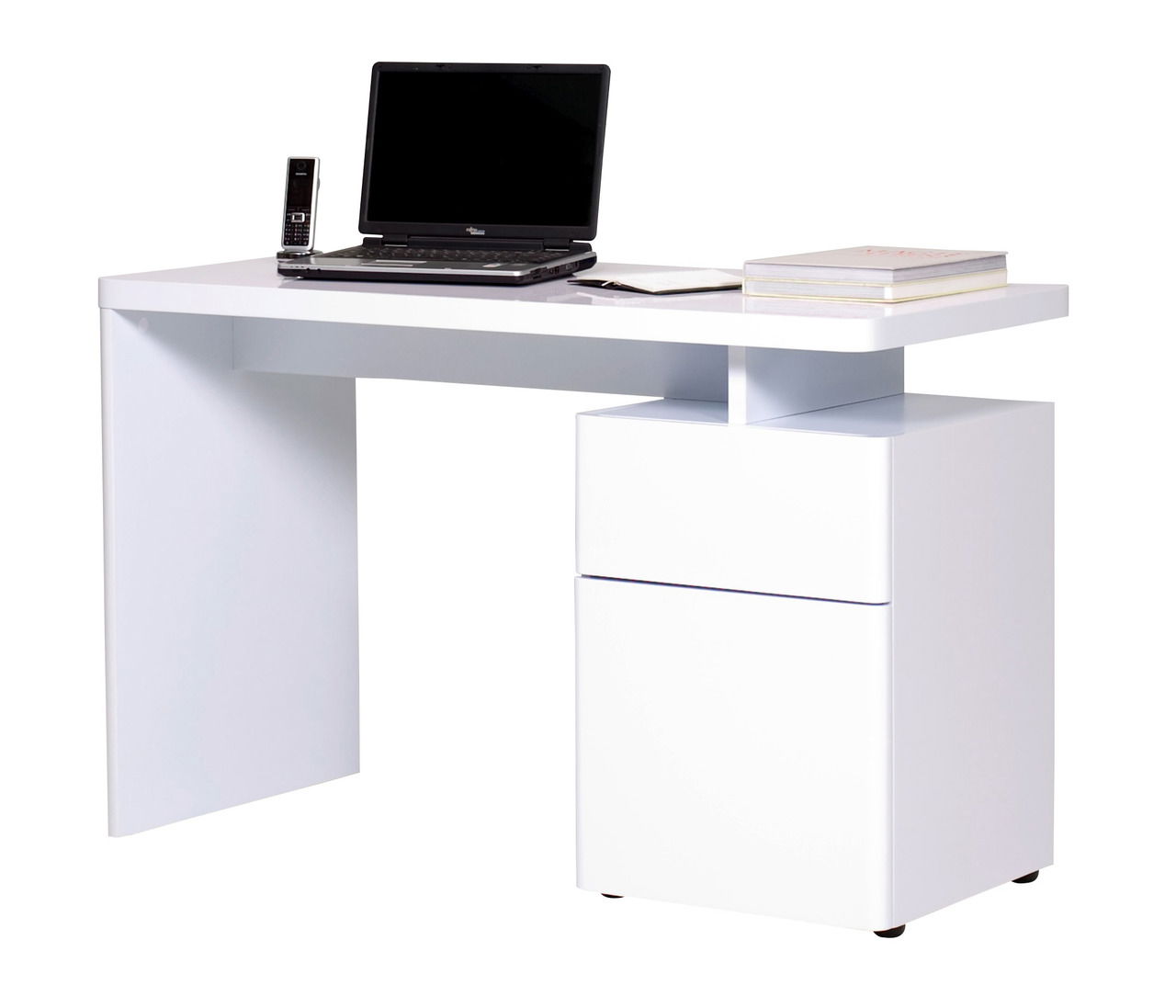 Moderner weißer Schreibtisch mit Laptop, Telefon und Büchern, seitliche Perspektive