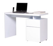 Moderner weißer Schreibtisch mit Laptop, Telefon und Büchern, seitliche Perspektive