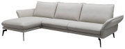 Graues Longchair-Sofa mit drei Sitzplätzen und einer linken Armlehne, seitliche Perspektive