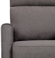 Nahaufnahme eines grauen Sofas mit Armlehne, Vorderansicht