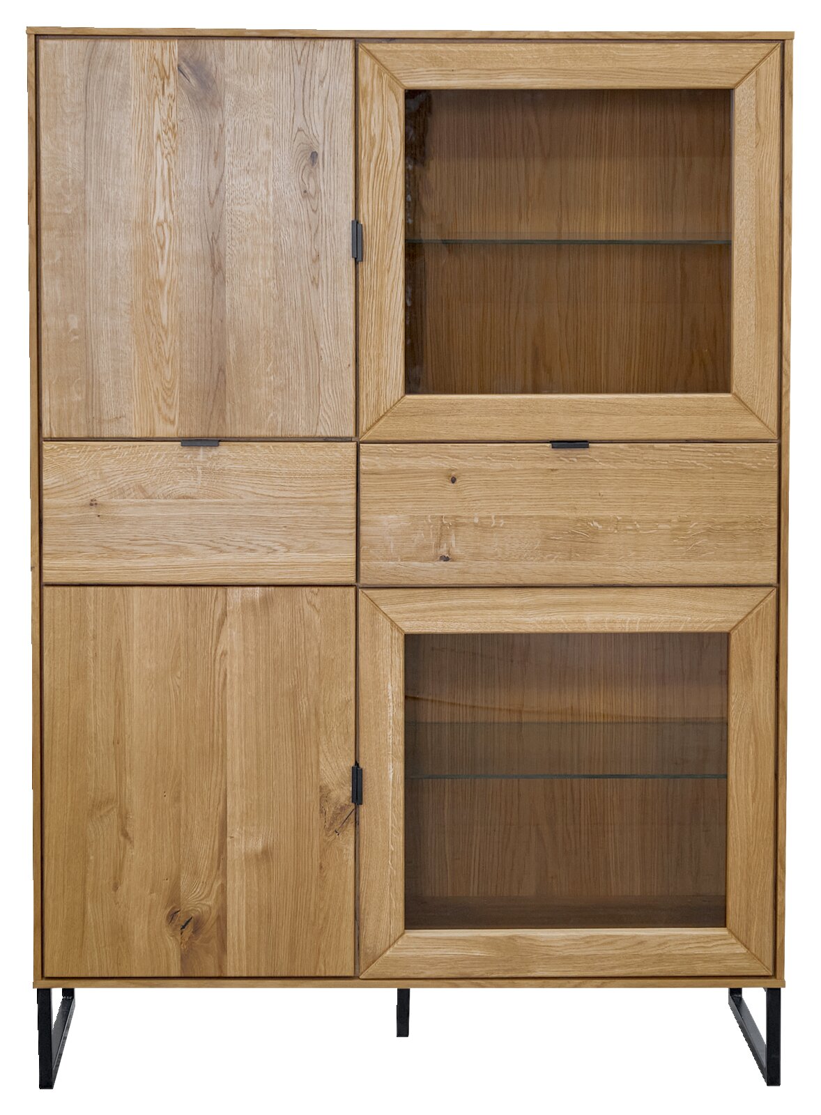 Hoher Holzschrank/Vitrine aus hellem Eichenholz mit zwei Schubladen, zwei Holztüren und zwei Glastüren mit Glasböden, auf schwarzen Metallfüßen, frontal von vorn fotografiert