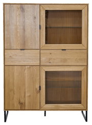 Hoher Holzschrank/Vitrine aus hellem Eichenholz mit zwei Schubladen, zwei Holztüren und zwei Glastüren mit Glasböden, auf schwarzen Metallfüßen, frontal von vorn fotografiert