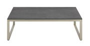 Moderner Loungetisch mit dunkler Tischplatte und silbernem Metallgestell, frontal betrachtet.