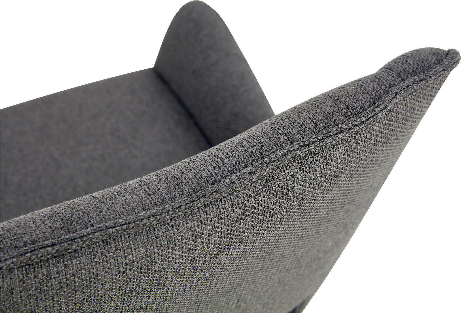 Nahaufnahme eines dunkelgrauen, strukturierten Polsterstuhls mit geschwungener Rückenlehne und sichtbarer Naht, schräg von oben seitlich fotografiert