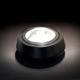 LED-Deckenleuchte SOLO MOVIMENTO in seitlicher Perspektive, schwarze runde Aufbauleuchte mit leuchtender Linse.