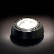 LED-Deckenleuchte SOLO MOVIMENTO in seitlicher Perspektive, schwarze runde Aufbauleuchte mit leuchtender Linse.