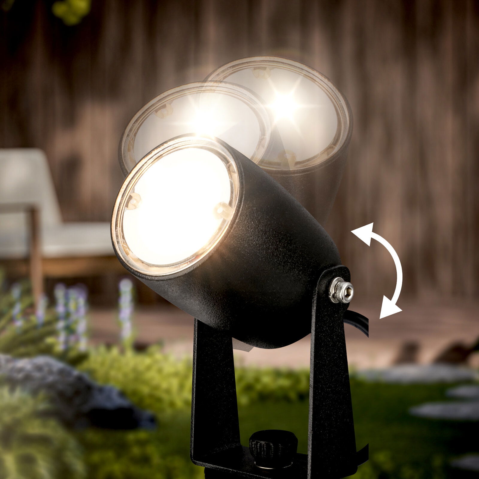 Nahaufnahme eines verstellbaren Bodenspots im Garten, der auf eine Sitzgelegenheit gerichtet ist.