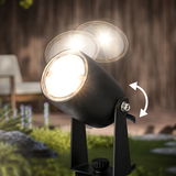Nahaufnahme eines verstellbaren Bodenspots im Garten, der auf eine Sitzgelegenheit gerichtet ist.