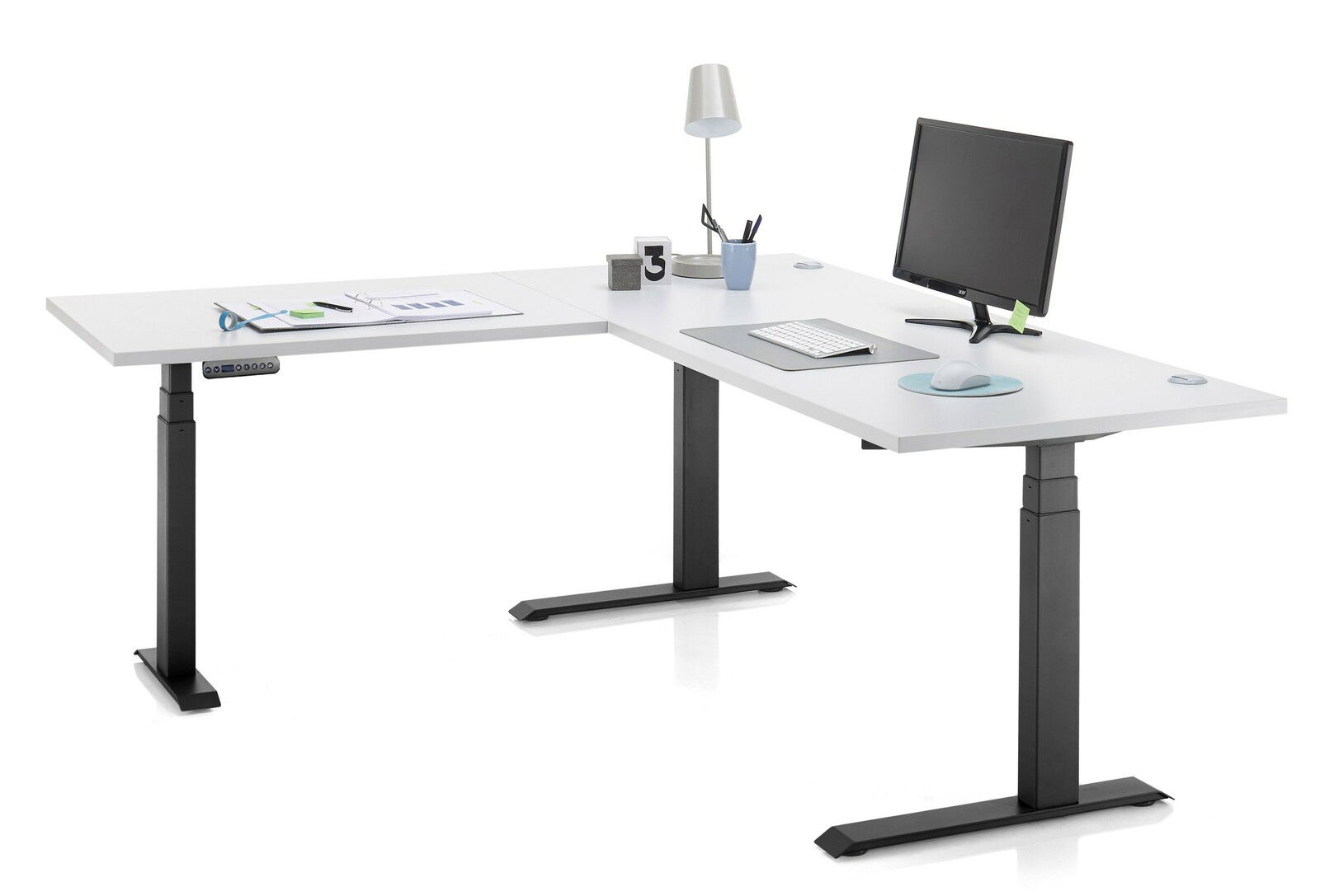 Moderner E-Eckschreibtisch mit höhenverstellbaren Beinen, ausgestattet mit Monitor, Lampe und Büromaterialien, seitliche Perspektive.
